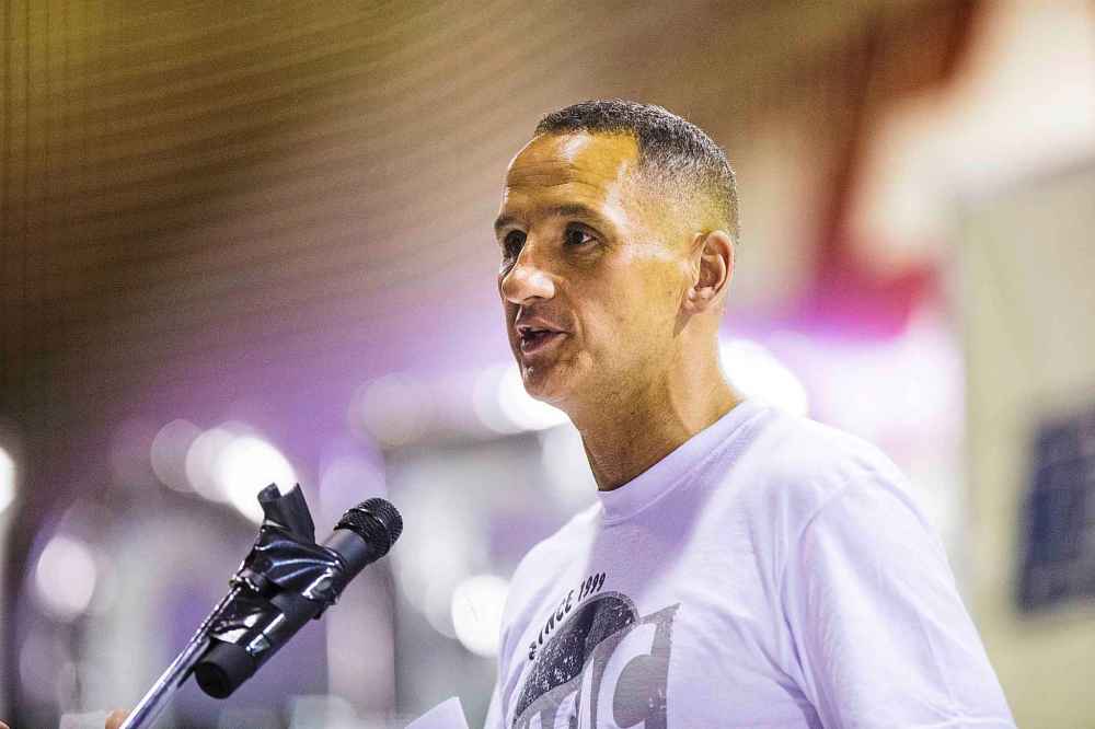 MIKAELA MACKENZIE / WINNIPEG FREE PRESS FILES
Kevin Chief kicks off the Youth CEO summer internship program last year.
