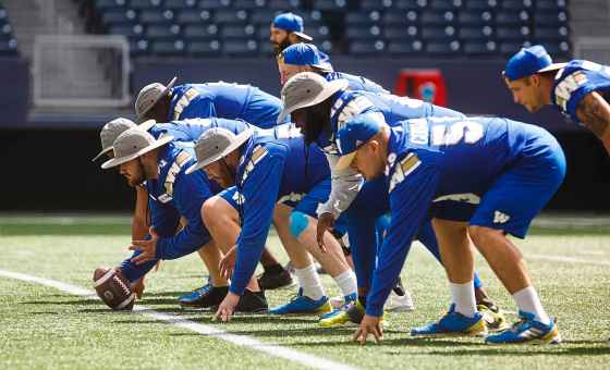 Winnipeg Blue Bombers offensive line during a walk-thru practice at Investors Group Field Thursday morning. (Mike Deal / Winnipeg Free Press)