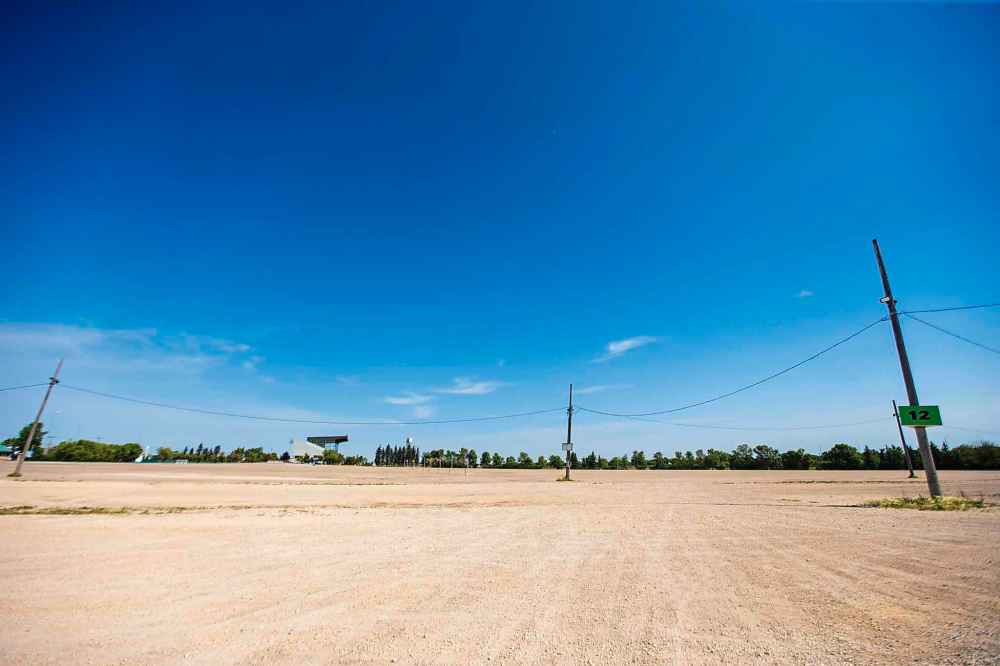 MIKAELA MACKENZIE / WINNIPEG FREE PRESS
The large empty parking lot, where the development was planned.