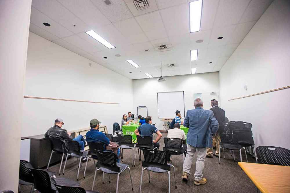 MIKAELA MACKENZIE / WINNIPEG FREE PRESS
Uber Eats hosts a sign-up event at the Millennium Library in Winnipeg on Tuesday,
Winnipeg Free Press 2018.