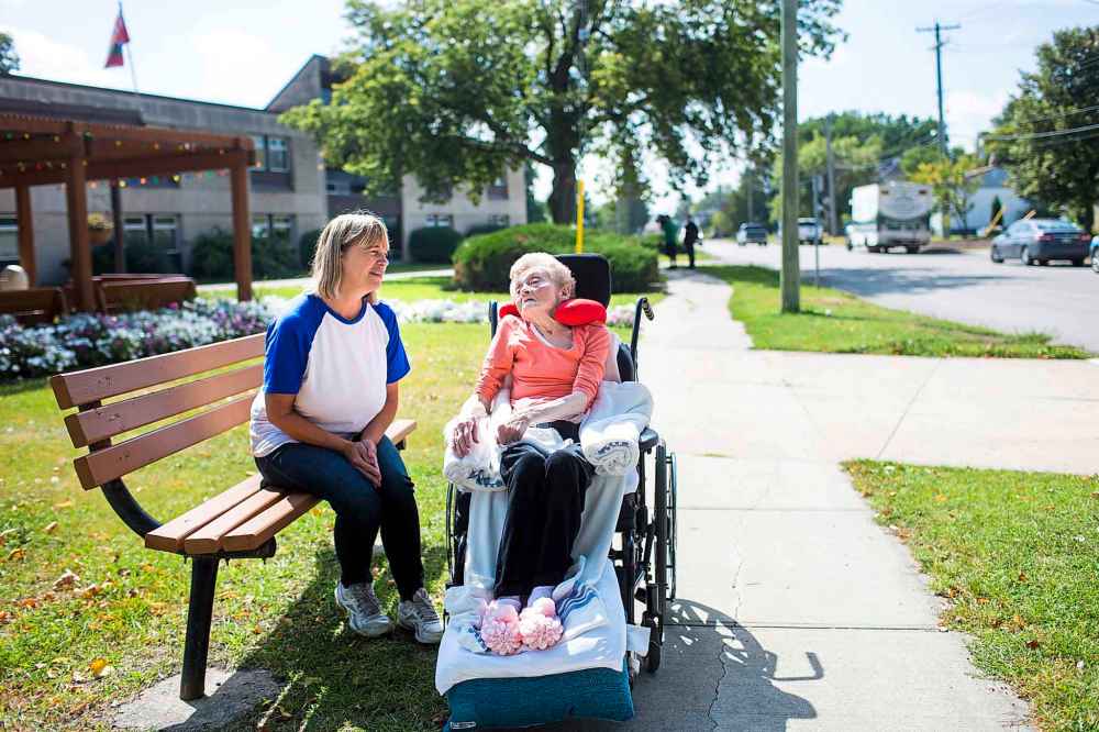 MIKAELA MACKENZIE / WINNIPEG FREE PRESS
Winnie Best, resident at the Lions Prairie Manor Personal Care Home (right), and friend Adrienne Lasson enjoy the sun in Portage la Prairie.