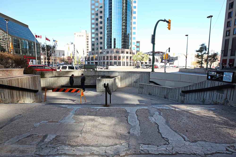 MIKE DEAL / WINNIPEG FREE PRESS
The courtyard at the Bank of Montreal corner of Portage and Main is showing its age with surging concrete pavement and awkwardly patched cracks.
