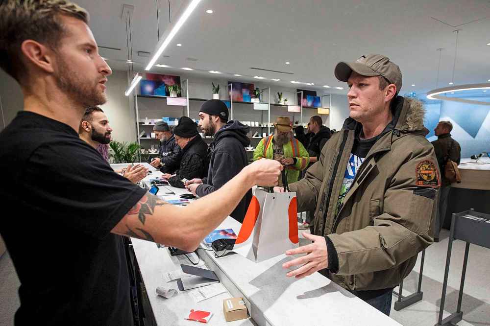 MIKE DEAL / WINNIPEG FREE PRESS FILES
Jeremy makes his first purchase at Tokyo Smoke on the first day of legal cannabis.