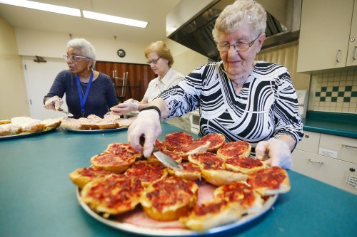 Jeanette Rose, right, with Enid Schwandt, Pauline Hrushka volunteers by serving lunch to West Broadway community members at Young United Church Sunday, October 21, 2018. JOHN WOODS / WINNIPEG FREE PRESS