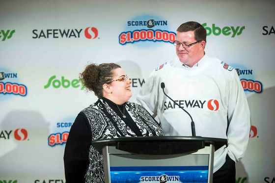 MIKAELA MACKENZIE / WINNIPEG FREE PRESSKaren Haley with her husband Christopher, who won the  $1M Score & Win contest.
