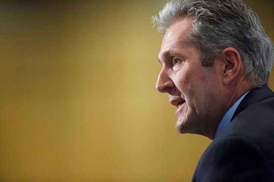 MIKE DEAL / WINNIPEG FREE PRESSPremier Brian Pallister gives the keynote speech during the State of the Province event at RBC Convention Centre Thursday morning.181206 - Thursday, December 06, 2018.