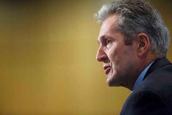 MIKE DEAL / WINNIPEG FREE PRESSPremier Brian Pallister gives the keynote speech during the State of the Province event at RBC Convention Centre Thursday morning.181206 - Thursday, December 06, 2018.
