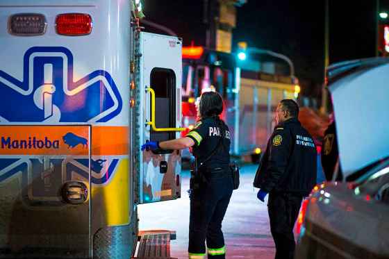 MIKAELA MACKENZIE / WINNIPEG FREE PRESSParamedics respond to a stabbing at the 600 block of Balmoral St. in Winnipeg on Friday, Dec. 14, 2018. Winnipeg Free Press 2018.