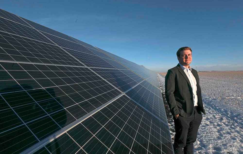 RUTH BONNEVILLE / WINNIPEG FREE PRESS
Riley Unger with Living Skies Solar on farm in Springfield MB. with 580 foot long, 144 kW solar system that produces up to $4,000 of power a month it peak times.