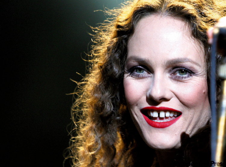 The latest trend among the beautiful (including Vanessa Paradis) is an orthodontist’s nightmare.