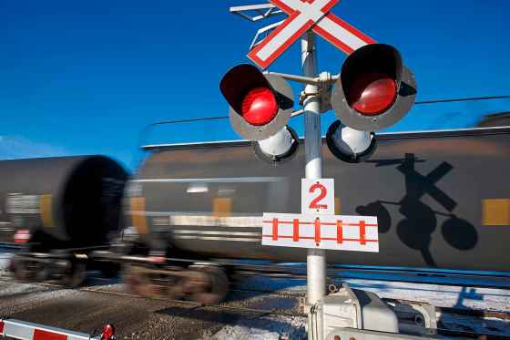 MIKE DEAL / WINNIPEG FREE PRESSA train crosses Community Row close to Wilkes Avenue Monday afternoon.190107 - Monday, January 07, 2019.