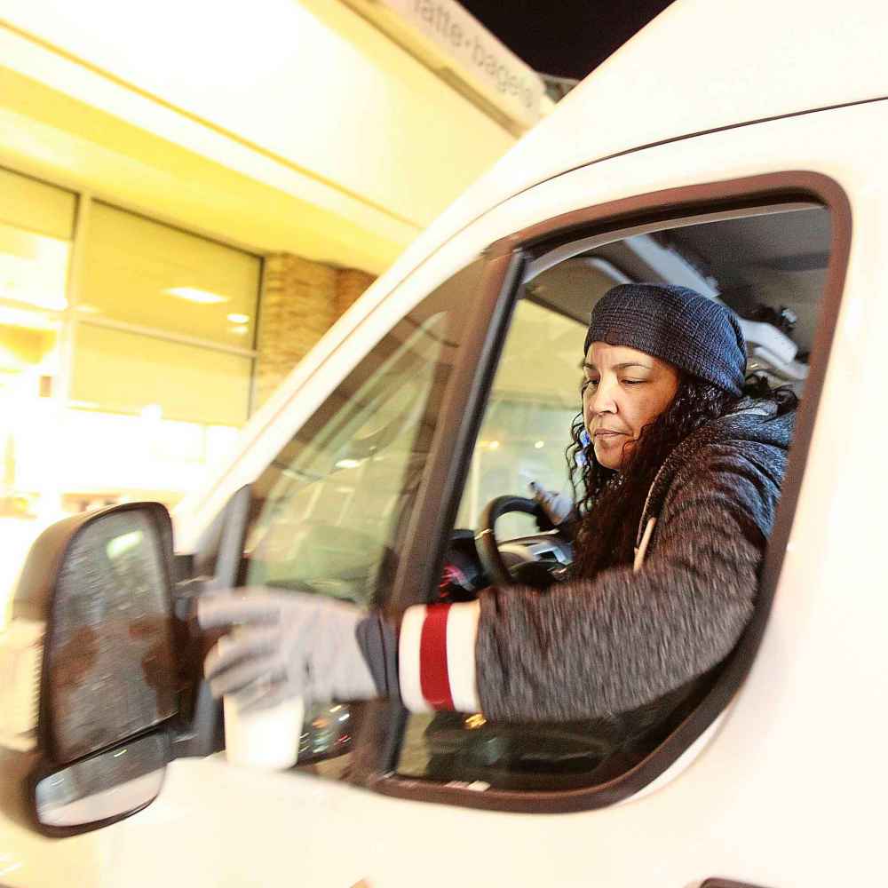 PHIL HOSSACK / WINNIPEG FREE PRESS
Robin Eastman hands out a hot cup of coffee.