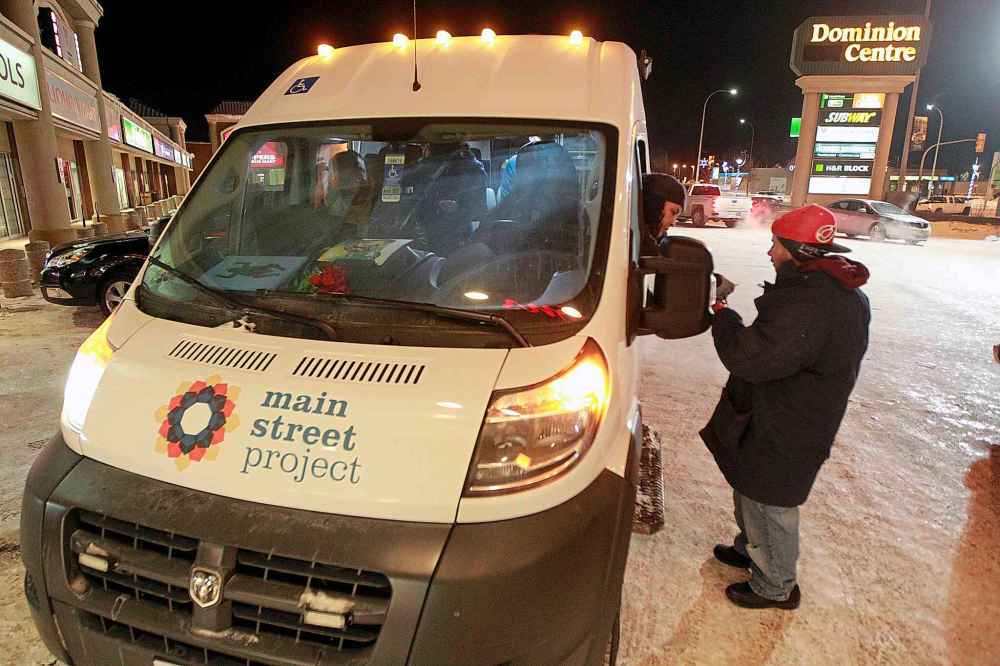 PHIL HOSSACK / WINNIPEG FREE PRESS
Eastman reaches out to a man living on the streets.