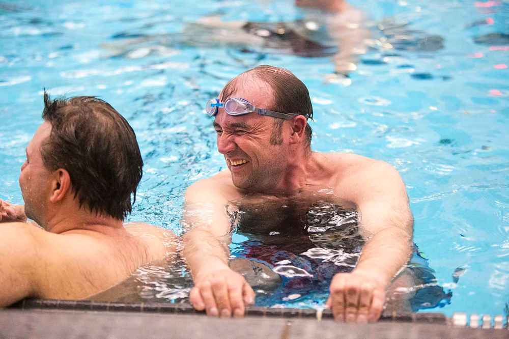 MIKAELA MACKENZIE / WINNIPEG FREE PRESS
Tom Chubaty laughs during Manitoba’s first men’s synchronized/artistic swimming team practice.