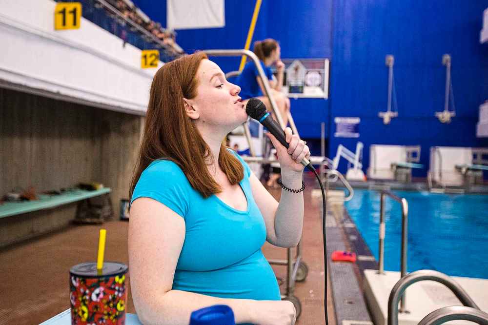 MIKAELA MACKENZIE / WINNIPEG FREE PRESS
Head coach Holly Hjartarson leads Manitoba’s first men’s synchronized/artistic swimming team practice.