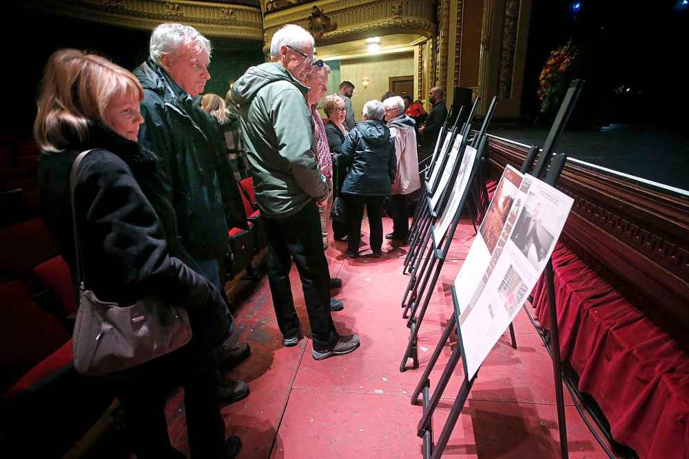 JOHN WOODS / WINNIPEG FREE PRESS
Former Winnipeg Free Press staffers look at pages from Randy Turner’s NNA nominated stories.