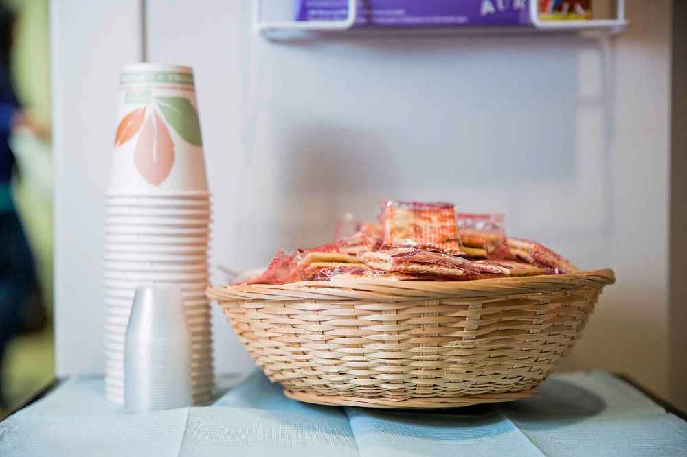 MIKAELA MACKENZIE / WINNIPEG FREE PRESS
Crackers and cups in the abortion post-op room at the Women's Health Clinic on Friday, May 24, 2019. For Jen Zoratti story.
Winnipeg Free Press 2019.