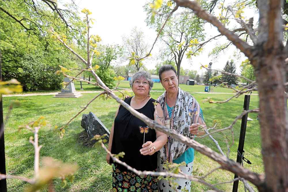 RUTH BONNEVILLE / WINNIPEG FREE PRESS
Mary Graham (right) and elder Belinda Vandenbroeck, next to the memorial tree in Michaëlle Jean Park.
