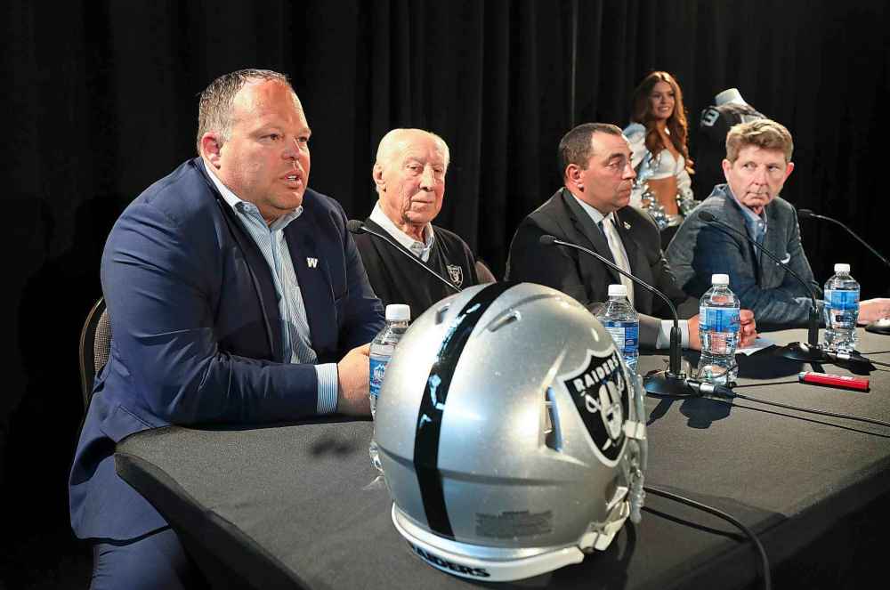 RUTH BONNEVILLE / WINNIPEG FREE PRESS
Winnipeg Blue Bombers CEO Miller announces the Oakland Raiders will host the Green Bay Packers at IG Field in Winnipeg on Aug. 22. With him is former Raider Fred Biletnikoff, Raiders vice president Dan Ventrelle and John Graham, executive director of On Ice Entertainment.