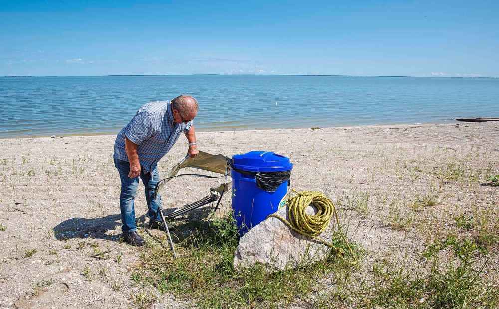 Mike Deal / Winnipeg Free Press
The lake was cleaned up along the beach, but the crew was only able to finish around 360 meters.