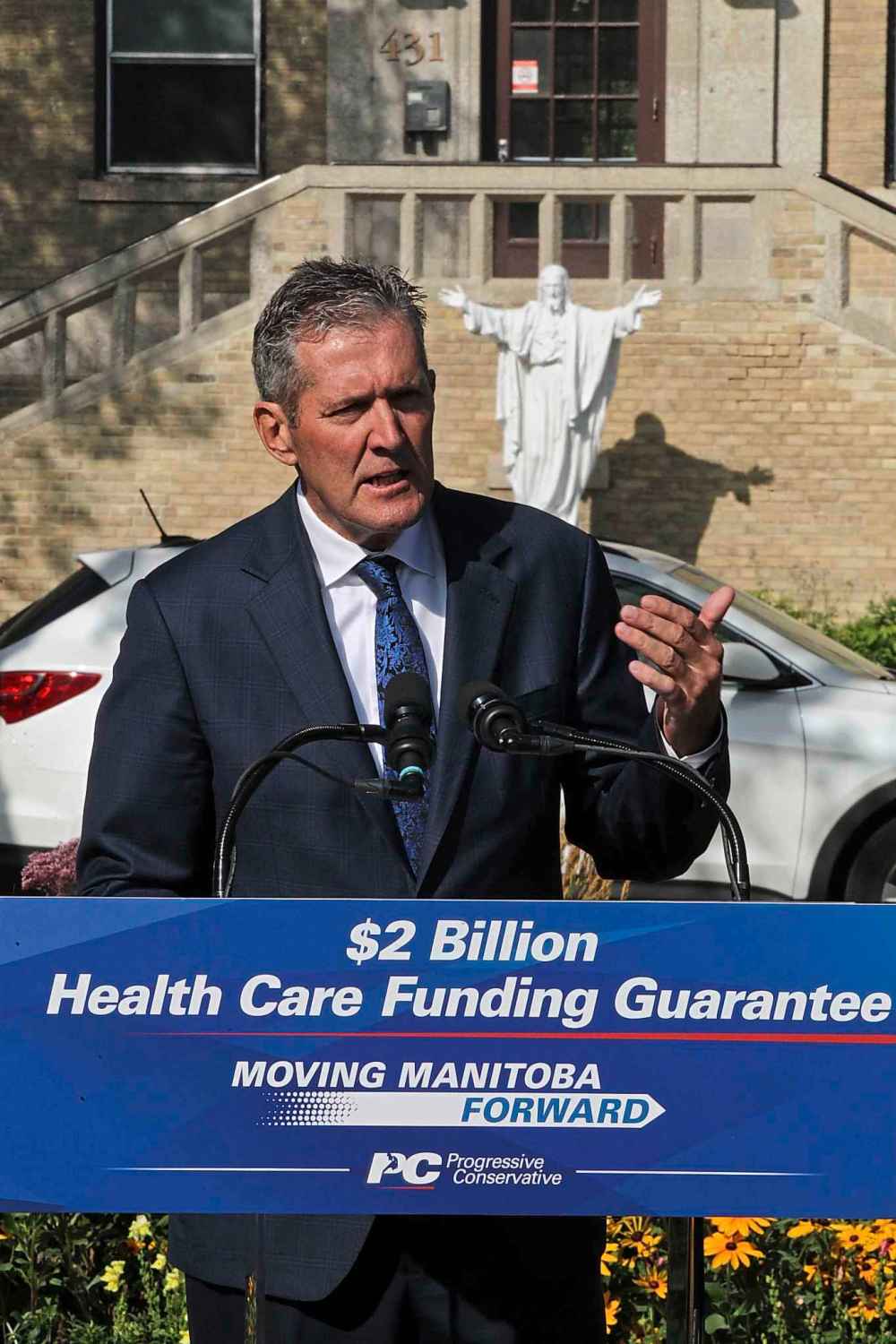 MIKE DEAL / WINNIPEG FREE PRESS
PC Party of Manitoba leader Brian Pallister makes announcement outside the St. Boniface hospital Wednesday that, if elected, his government would invest an additional $2 billion in health care.
190814 - Wednesday, August 14, 2019