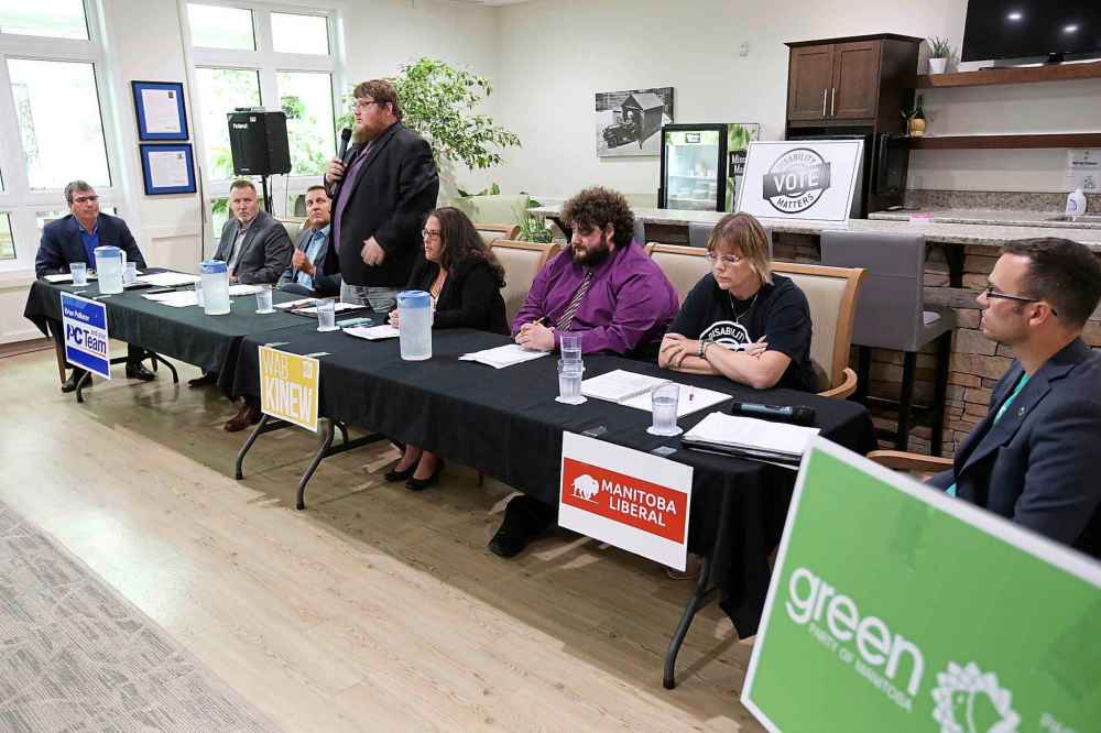 Tim Smith/The Brandon Sun files
Brandon candidates take part in a Disability Matters Town Hall Forum at Rotary Villas at Crocus gardens on Aug. 27.