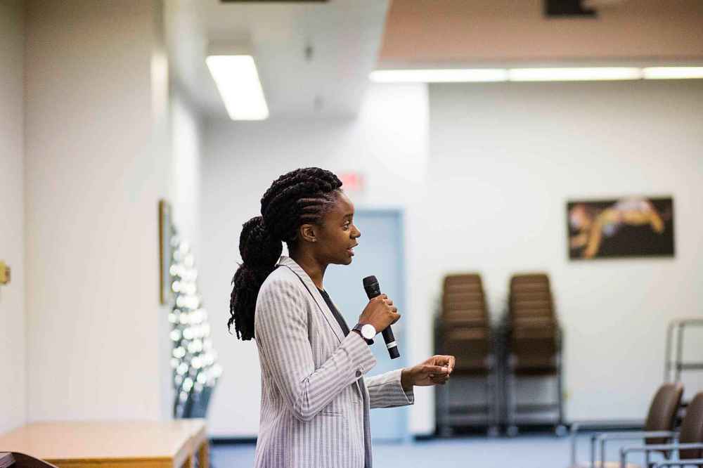 MIKAELA MACKENZIE / WINNIPEG FREE PRESS
Uzoma Asagwara, NDP candidate for Union Station, meets with seniors at the Lions Place Manor in Winnipeg on Aug. 29.