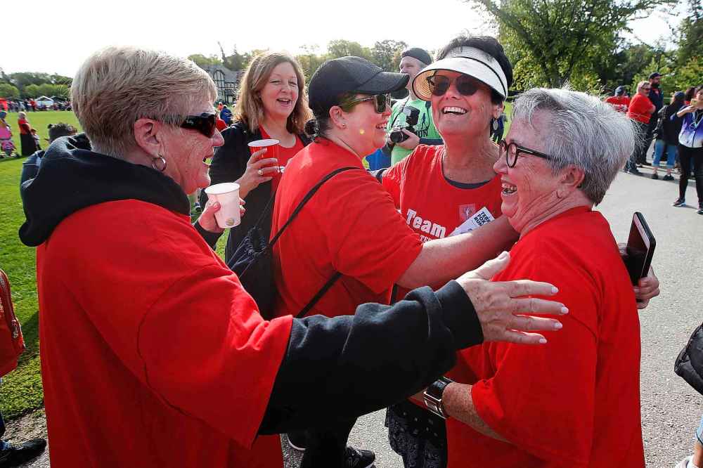 JOHN WOODS / WINNIPEG FREE PRESS
Members of Team Mark (from left) Lillian Allan, Marilyn Baziuk, Sandy Pimentel and Adriana Cosca, are greeted by Nancy Adkins, whose son Mark died of cancer last year, as they cross the finish line of the Terry Fox Run.