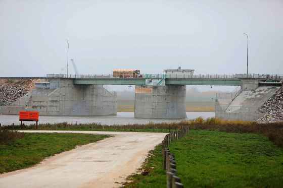 Ruth BonnevilleRUTH BONNEVILLE  /  WINNIPEG FREE PRESS Photo of the floodway gates on Courchaine Road. Oct 9th,  2019