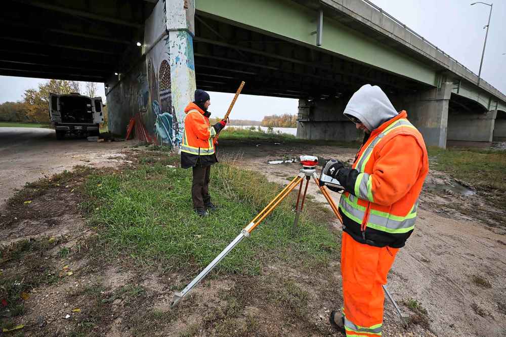RUTH BONNEVILLE / WINNIPEG FREE PRESS
Technicians with Environment Canada Water Survey, measure the water levels on the Red River at the Perimeter bridge to gather information for the province of Manitoba to determine if the flood gates need to be opened due to the impending storm Wednesday.