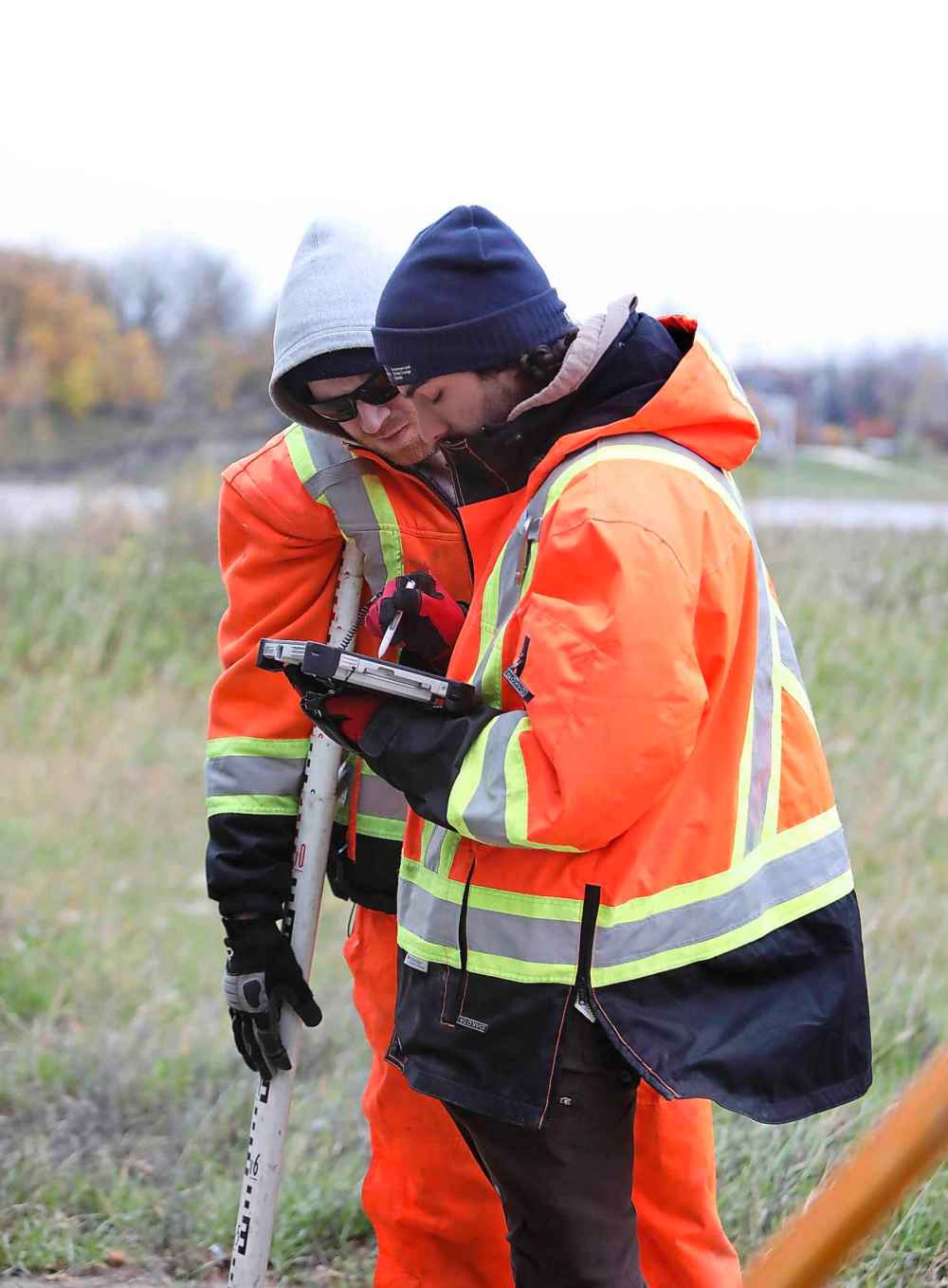 RUTH BONNEVILLE / WINNIPEG FREE PRESS
Technicians go over information they have collected. Depending on future weather, peak river flows in the city are likely to occur Oct. 17-20.