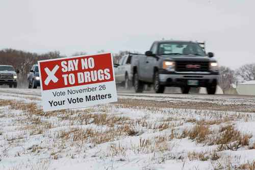 MIKE DEAL / WINNIPEG FREE PRESS
An anti-cannabis sign placed along Hwy 311 east of Niverville.