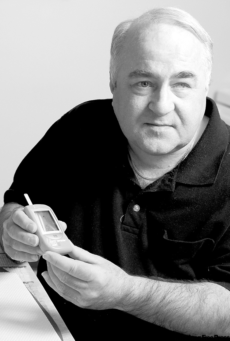 DAVID LIPNOWSKI / WINNIPEG FREE PRESS
Eric MacKinder fought for years to have the talking glucometer approved.