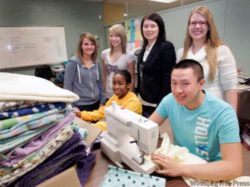 WAYNE.GLOWACKI@FREEPRESS.MB.CA
The Garden City blanket brigade: Top from left: Leah Harz, Haley Koss, Seven Oaks psychologist Chantal Wiebe, teacher Nikki Dirks. Front from left: Shanna Quashie, Kevin Li.