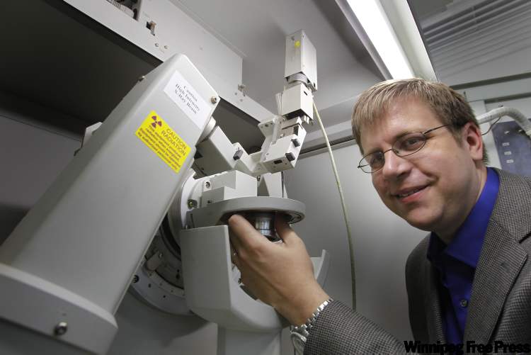 WAYNE GLOWACKI/WINNIPEG FREE PRESS
U of W Prof. Chris Wiebe shows off some of the equipment at the PRIME.