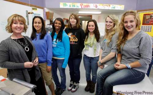 WAYNE GLOWACKI / WINNIPEG FREE PRESS
Sandi Wagner (from left) with students Shirine Adel, Rana Ali, Krissy Gilmore, Tawny Young, Sarah Cable and Taylor DeCaigny.