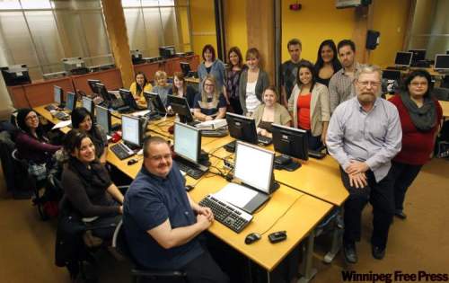 Wayne Glowacki / Winnipeg Free Press
Journalism instructor Duncan McMonagle, at right, with the students working on access to information projects.
