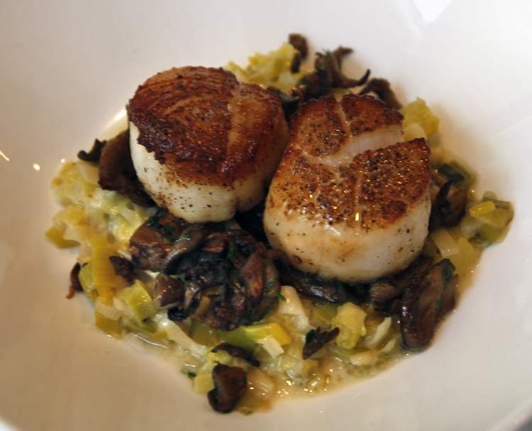 Wayne Glowacki / Winnipeg Free Press
Seared scallops at Segovia Tapas Bar and Restaurant.