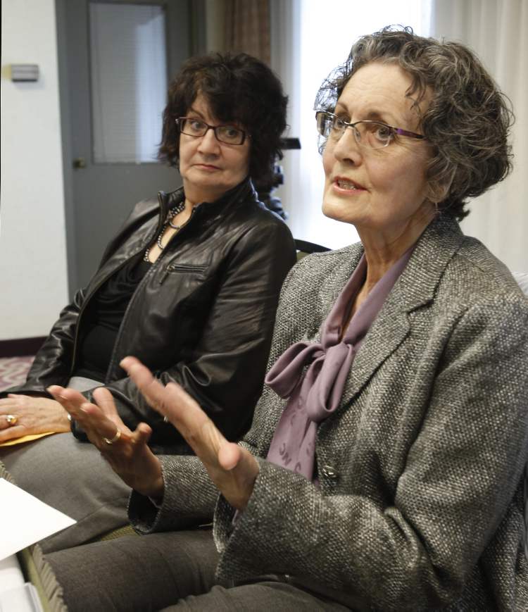 WAYNE GLOWACKI / WINNIPEG FREE PRESS
At right, Betty Rowbotham and sister Barb Kilpatrick at news conference Friday to comment on Mark Stobbe being found not guilty in the slaying of their sister Beverly Rowbotham.