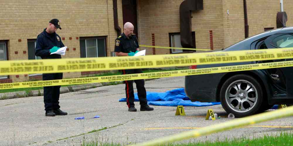 WAYNE GLOWACKI /WINNIPEG FREE PRESS Files
Members of the Winnipeg police identification unit at the scene in the 100 block of Clayton Drive where Kaila Tran was stabbed to death in June 2012.