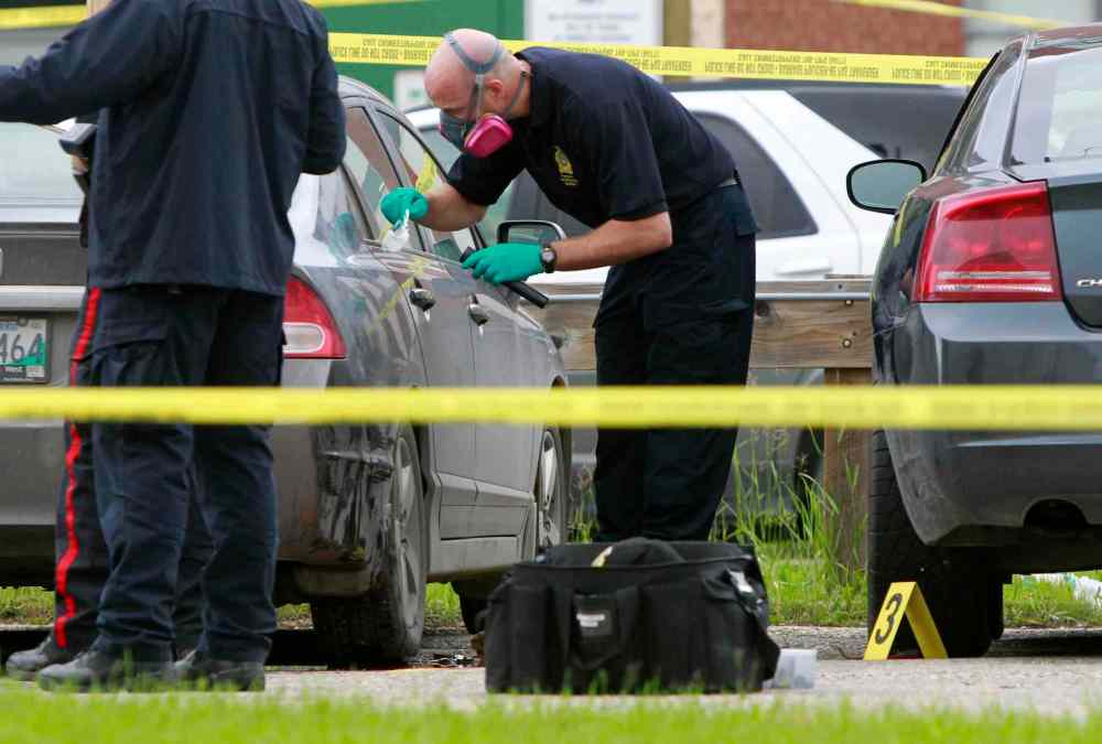 Wayne Glowacki / Winnipeg Free Press
Members of the Winnipeg Police Identification Unit gather evidence at a scene in the 100 block of Clayton Drive.