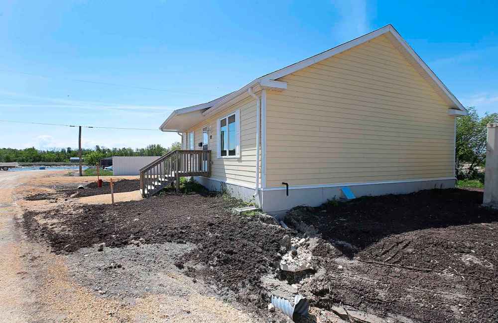 At the time of the flooding, the reserve counted 53 houses, an occupancy rate of about 3.8 people per home. The reserve now has 70 homes with an occupancy rate of 3.3 band members per home — or 2.2, when counting only those who have actually moved back. (Wayne Glowacki / Winnipeg Free Press files)