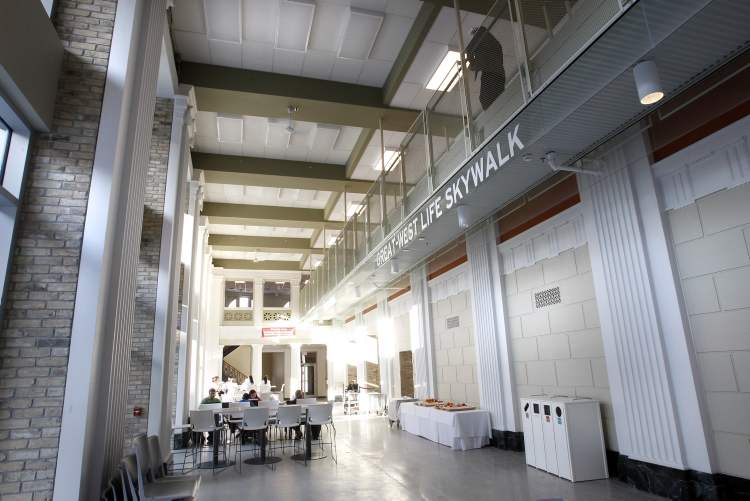 Wayne Glowacki / Winnipeg Free Press
The new Red River College’s new School of Hospitality and Culinary Arts at Main Street and William Avenue. Students take a break in the lounge in the old annex. Its opulent kitchens are spread over several floors.