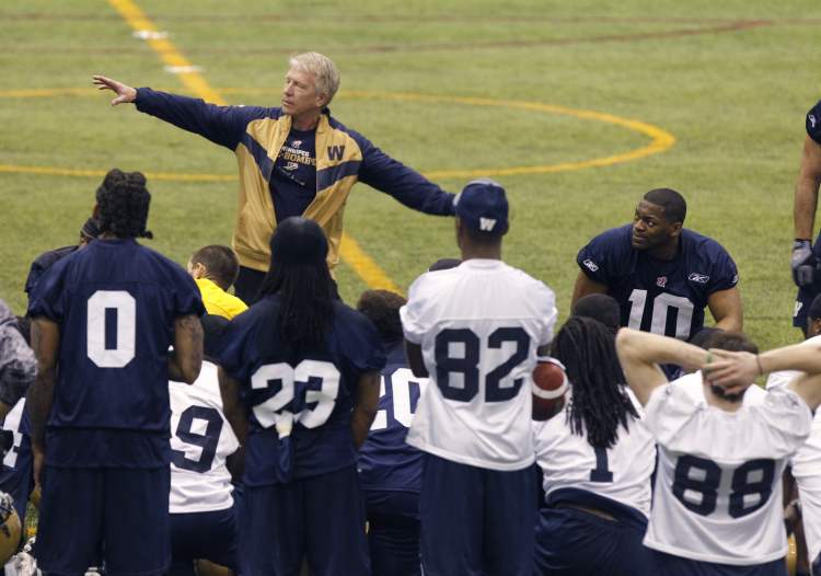 WAYNE GLOWACKI / WINNIPEG FREE PRESS
Winnipeg Blue Bombers head coach Tim Burke talks to players, including slotback Terrence Edwards (82), Wednesday during the first day of the team's three-day mini-camp held at the Winnipeg Indoor Soccer Complex.