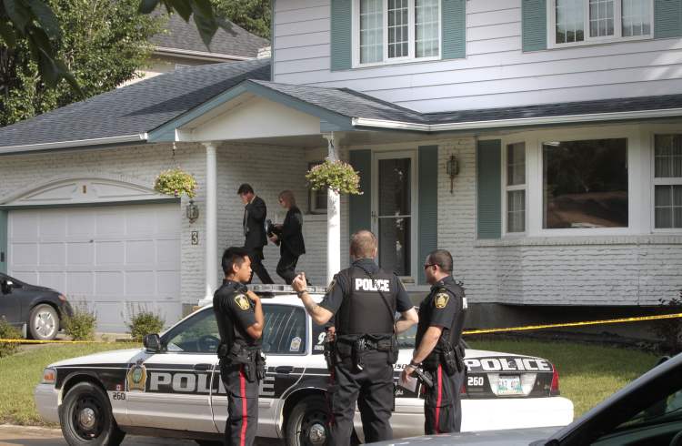 Wayne Glowacki / Winnipeg Free Press
Two children were found unresponsive in a bathtub at 3 Coleridge Park Dr. on Wednesday morning. Their mother Lisa Gibson, below, with daughter Anna, was missing. Authorities searched throughout the day.