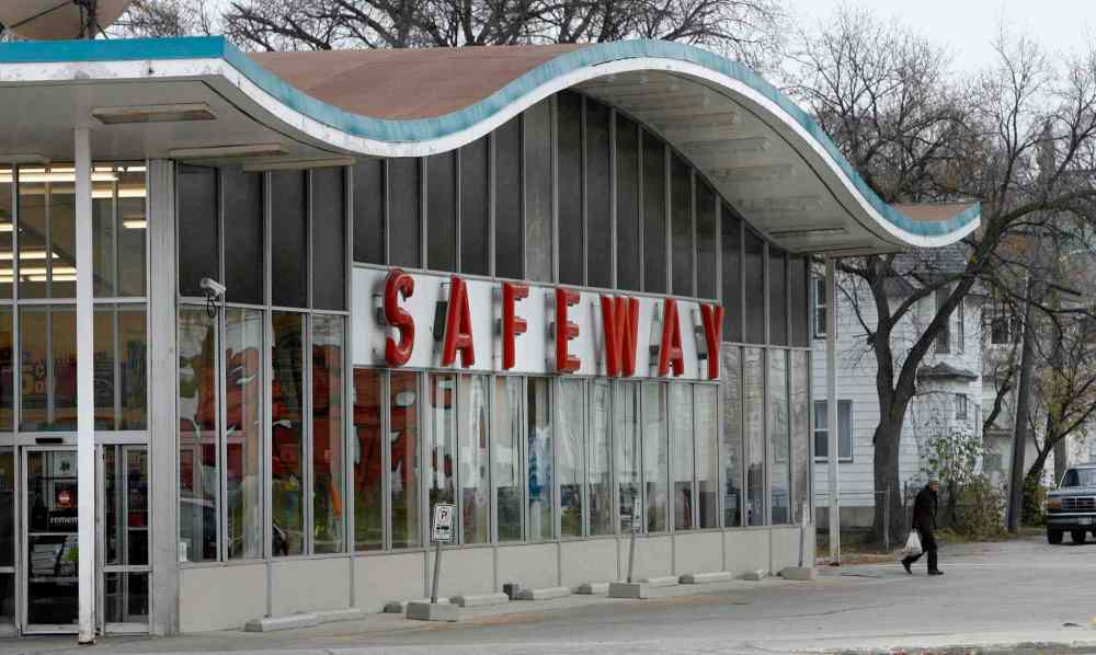 Wayne Glowacki / Winnipeg Free Press files
The Canada Safeway store on Main Street at Luxton Avenue is one of four Winnipeg locations being sold to Red River Co-op.