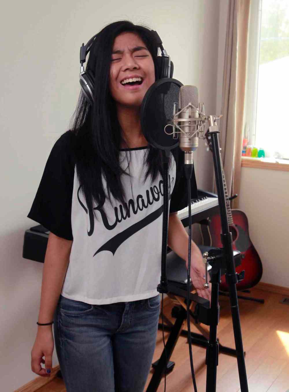 WAYNE GLOWACKI / WINNIPEG FREE PRESS
Maria Aragon at home regarding the release of her latest single Nothin but the Beat.