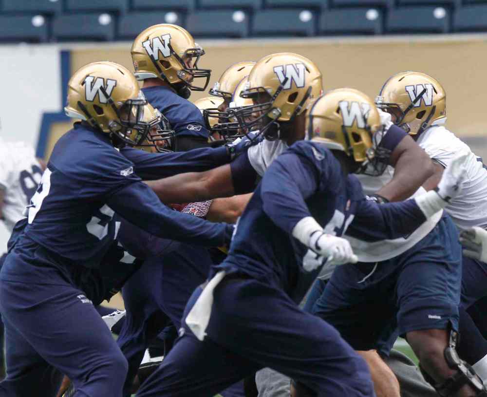 WAYNE GLOWACKI / WINNIPEG FREE PRESS
The Winnipeg Blue Bombers practise at Investors Group Field Thursday in full view of media and the public.