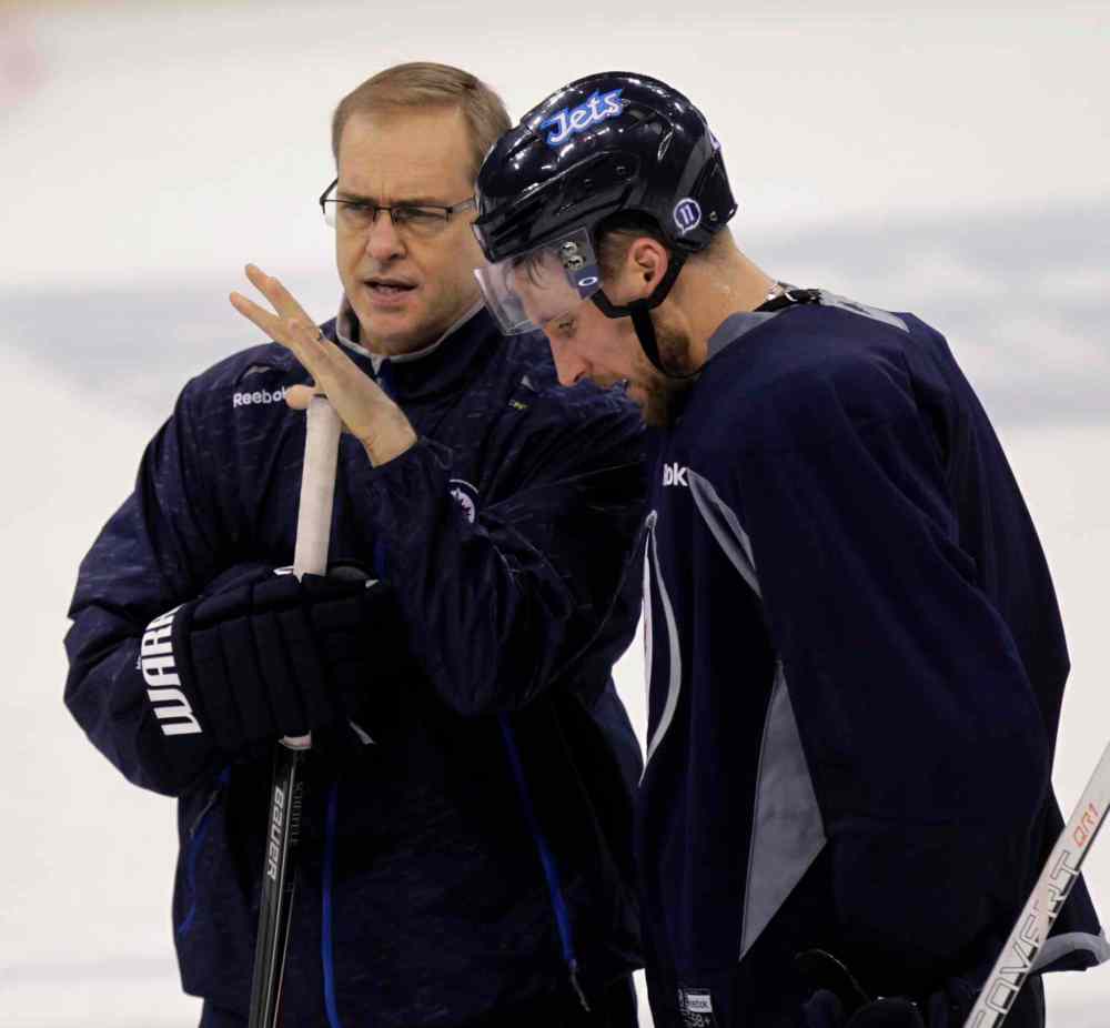 WAYNE GLOWACKI / WINNIPEG FREE PRESS
Jets head coach Paul Maurice shares some wisdom with forward Blake Wheeler at the team's practice at the MTS Centre Thursday. Winnipeg opens at home tonight.