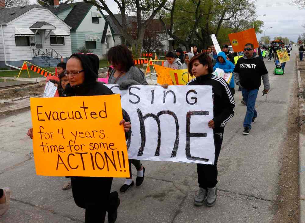 WAYNE GLOWACKI / WINNIPEG FREE PRESS
Approximatly 60 evacuees from the 2011 flood, still without permanent homes after four years, marched from the city-based Lake St. Martin First Nation government office on Berry Street in Winnipeg Friday morning to the Federal office on Hargrave Street and the Manitoba Legislative Building.